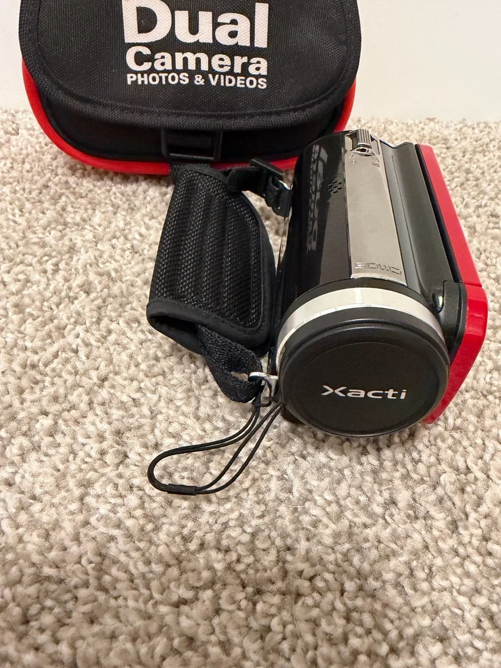 *NICE* Sanyo Xacti VPC-ZH1R Camcorder Dual Camera Handheld w/ NEW Charger Tested
